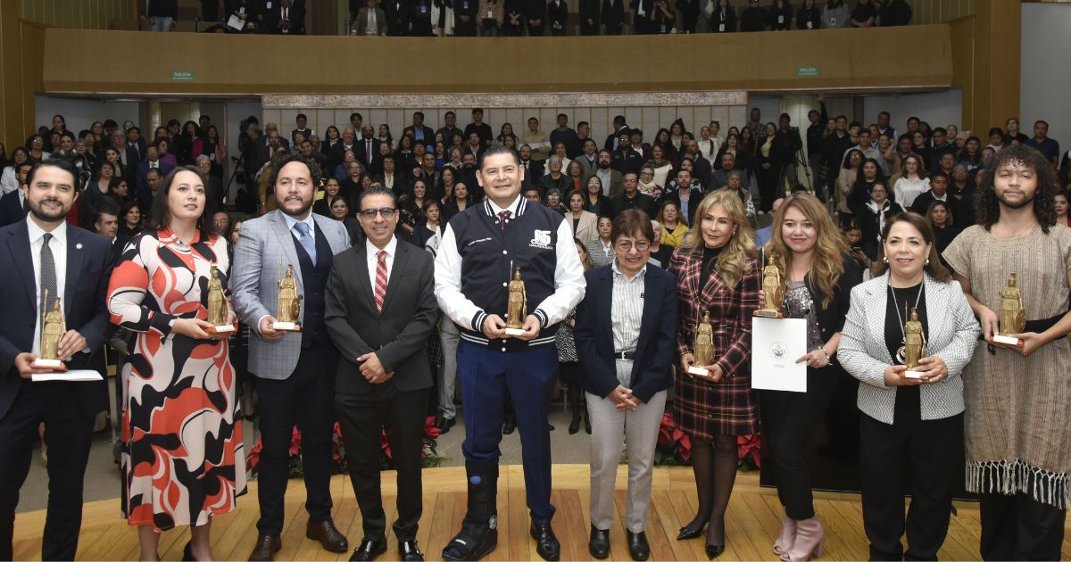Entrega Facultad de Administración la Minerva al Mérito Académico al gobernador electo Alejandro Armenta
