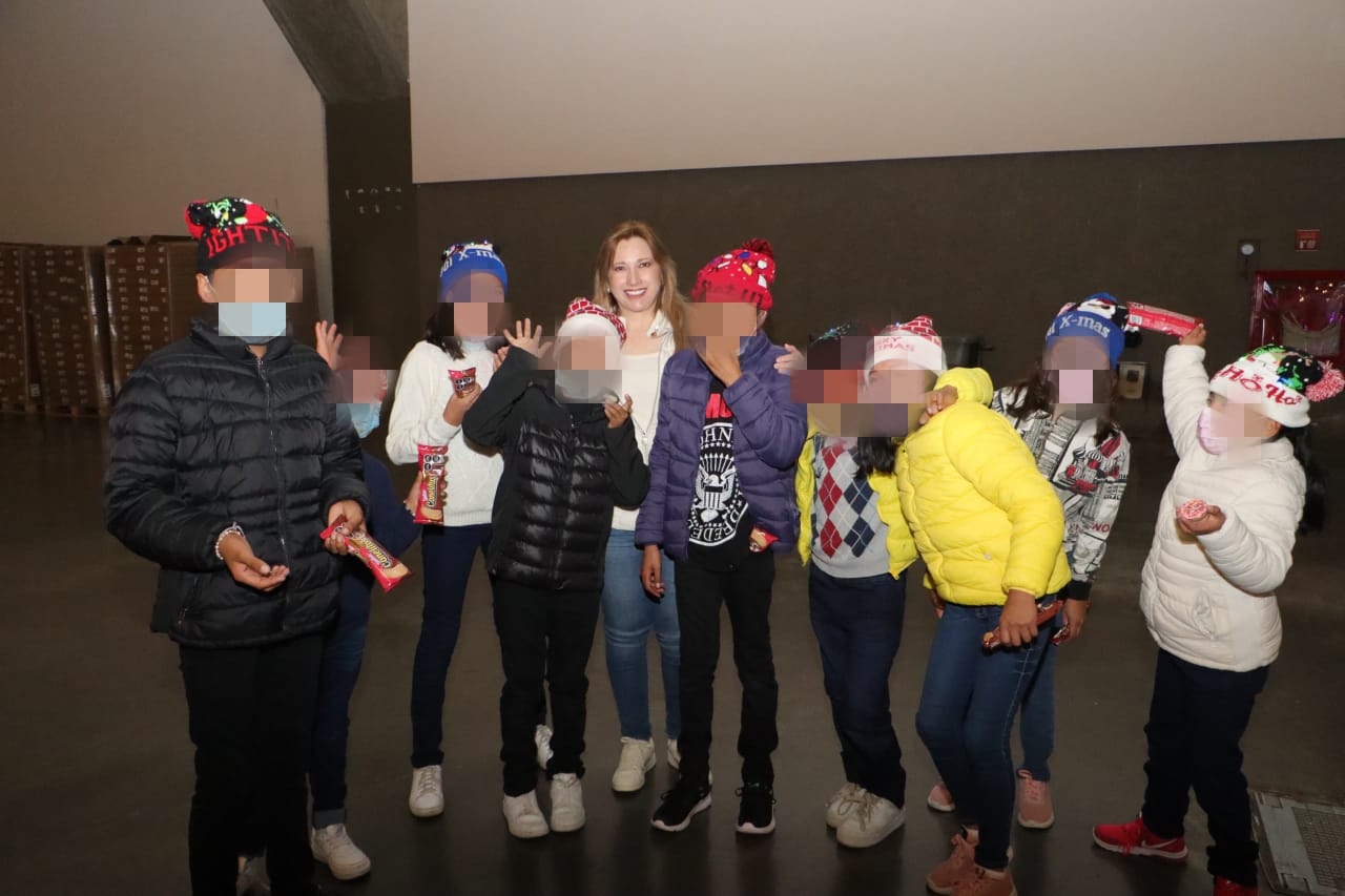 Ceci Arellano convive con menores de Casa de la Niñez Poblana en Festival Navideño