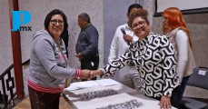 Entrega Tere Alfaro, Presidenta del DIF de Cuautlancingo, lentes para personas con vista cansada