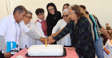 Festejan cumpleaños de abuelitos en DIF de Tehuacán