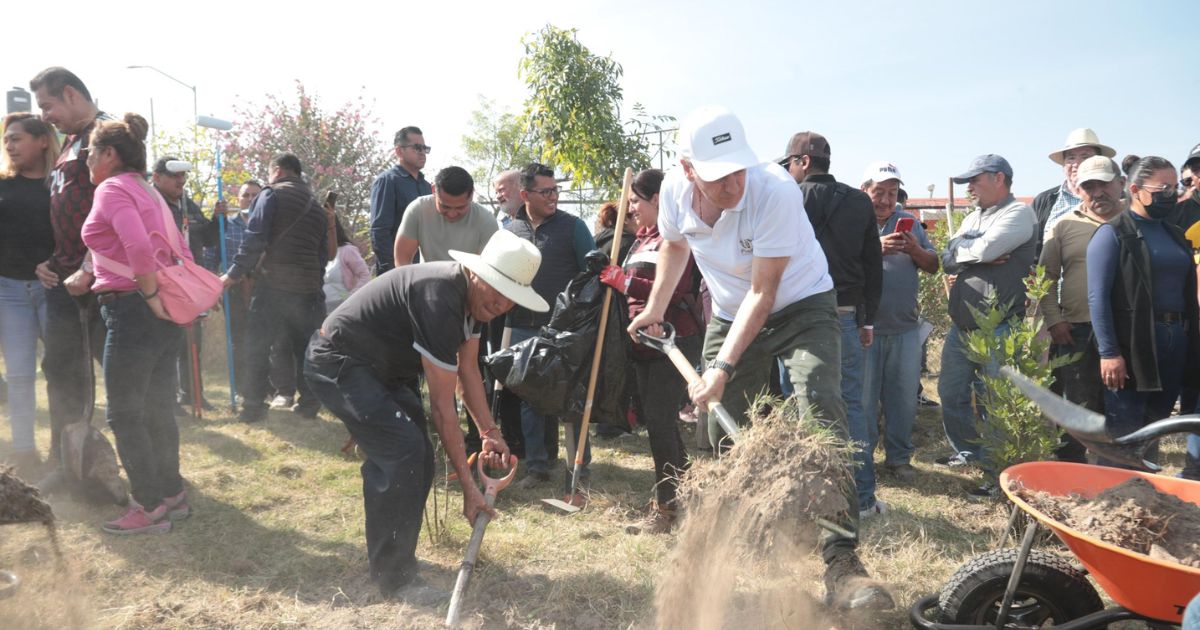 Armenta y Pepe hacen faena en colonia Constitución Mexicana