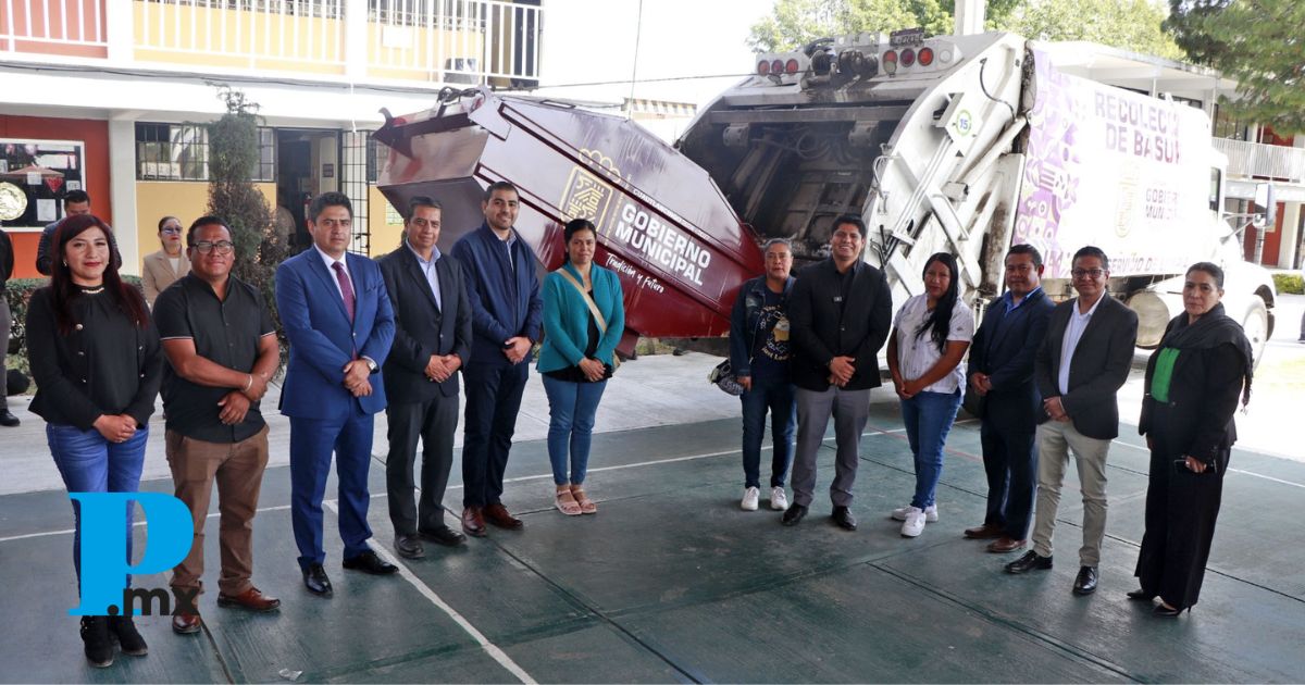 Entrega Omar Muñoz contenedor de basura en la secundaria Quetzalcóatl 