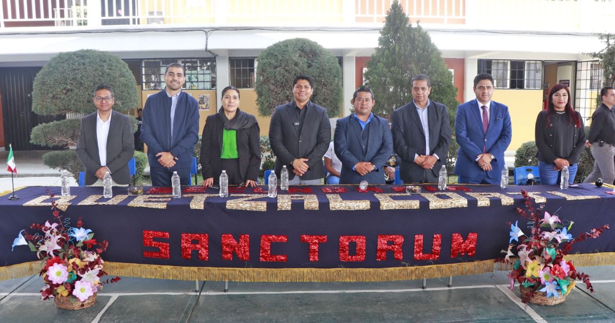 Entrega Omar Muñoz contenedor de basura en la secundaria Quetzalcóatl 