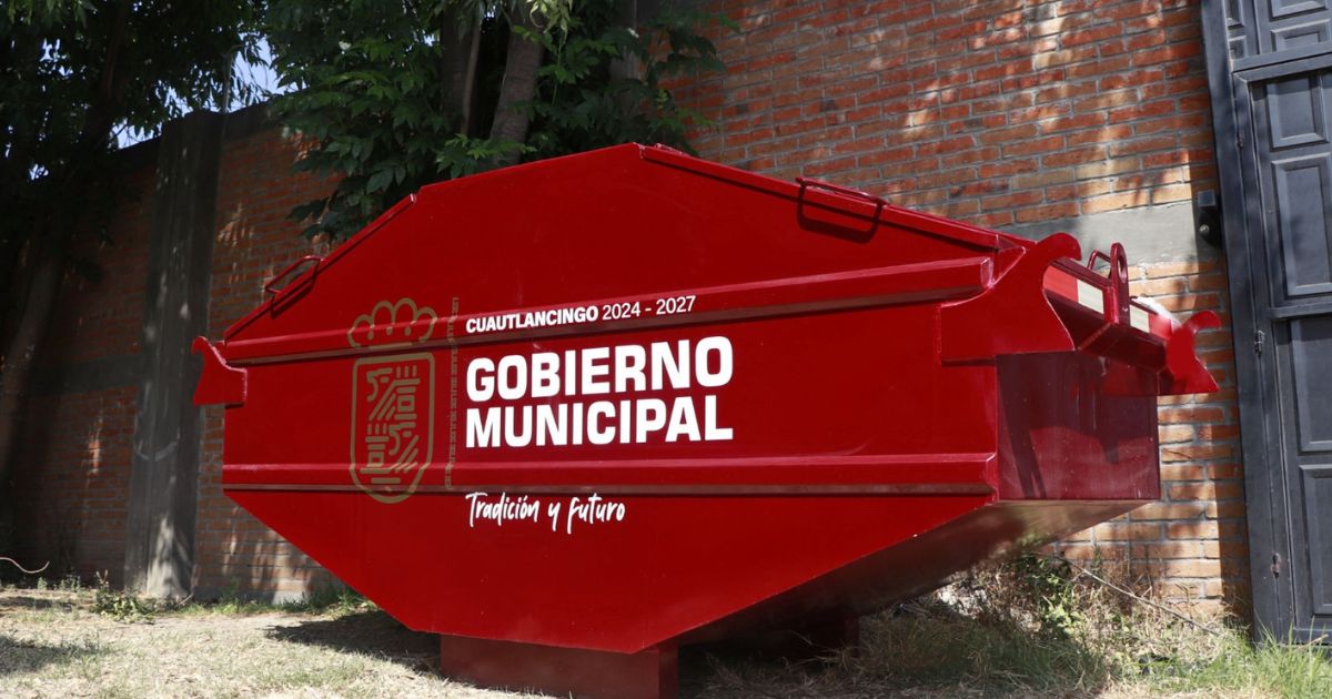 Entrega Omar Muñoz contenedor de basura en la secundaria Quetzalcóatl 
