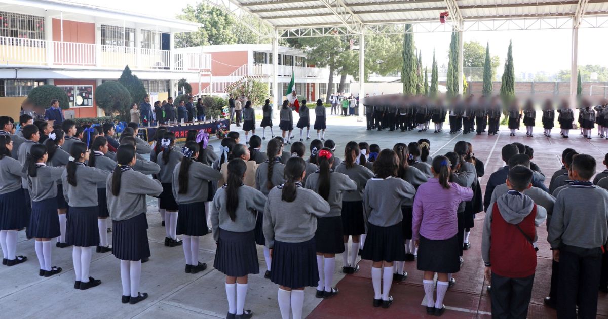Entrega Omar Muñoz contenedor de basura en la secundaria Quetzalcóatl 