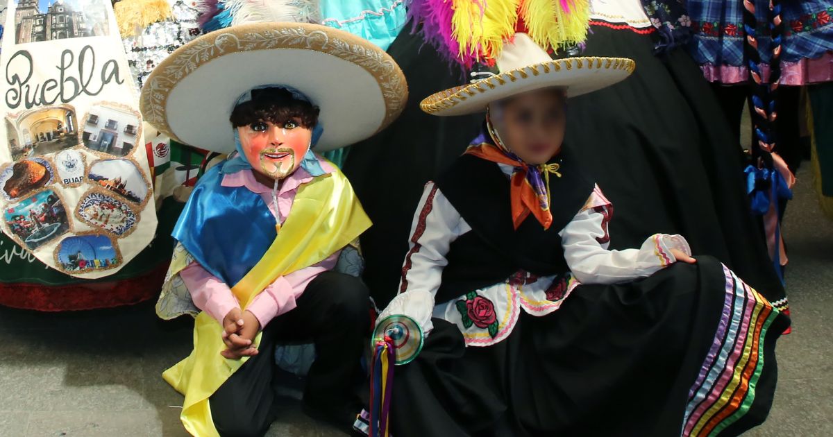 Pequeños huehues en escena: carnaval infantil del Barrio del Alto llegó al corazón de Puebla