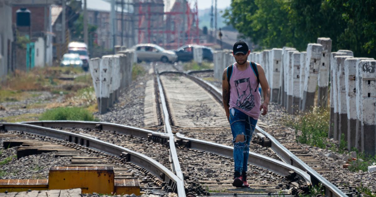 Presentan iniciativa para diputado migrante, podrá legislar desde EU