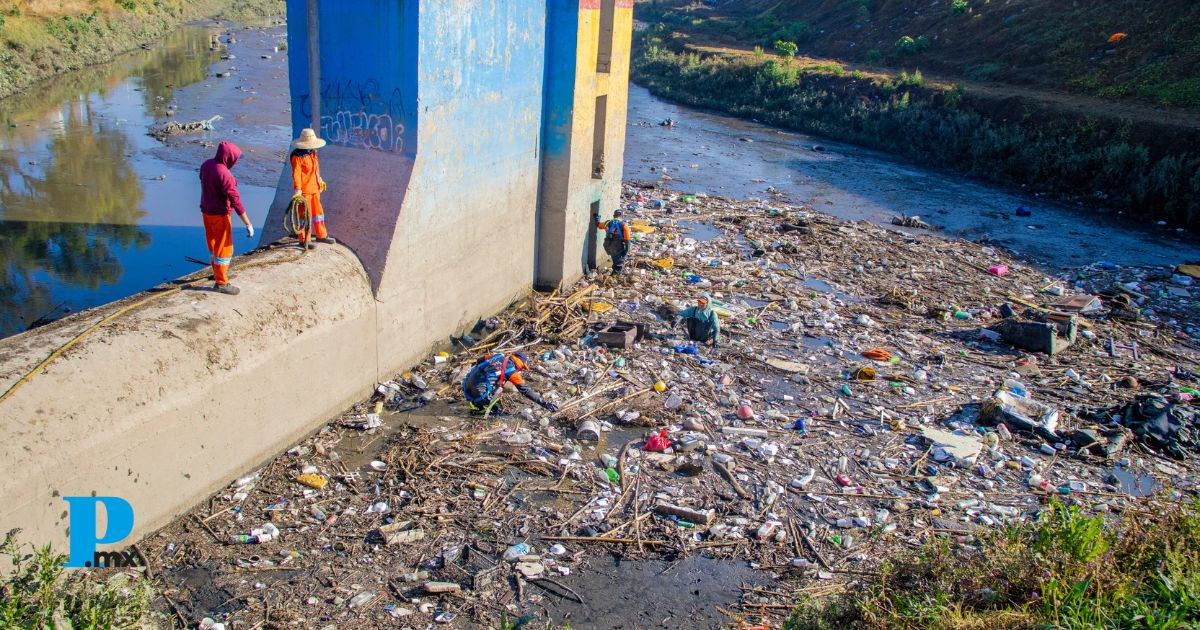 Gobierno de Puebla realiza limpieza en vasos reguladores de Puente Negro y El Santuario