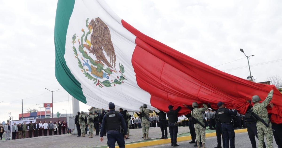 Gobierno de Tehuacán realiza ceremonia por El Día de la Bandera 