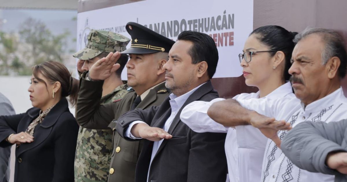 Gobierno de Tehuacán realiza ceremonia por El Día de la Bandera 