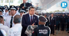 Armenta entrega 3 mil uniformes y autobús para uso de la Policía Auxiliar