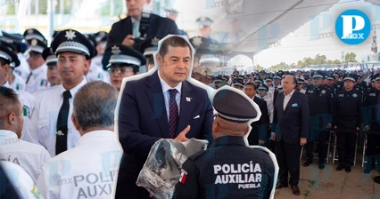 Armenta entrega 3 mil uniformes y autobús para uso de la Policía Auxiliar