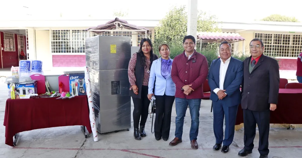Ayuntamiento de Cuautlancingo entregó apoyos a dos primarias