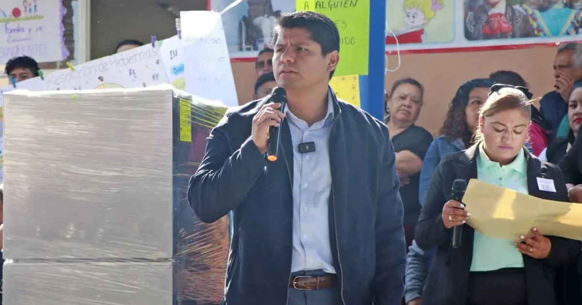 Ayuntamiento de Cuautlancingo entregó apoyos a dos primarias