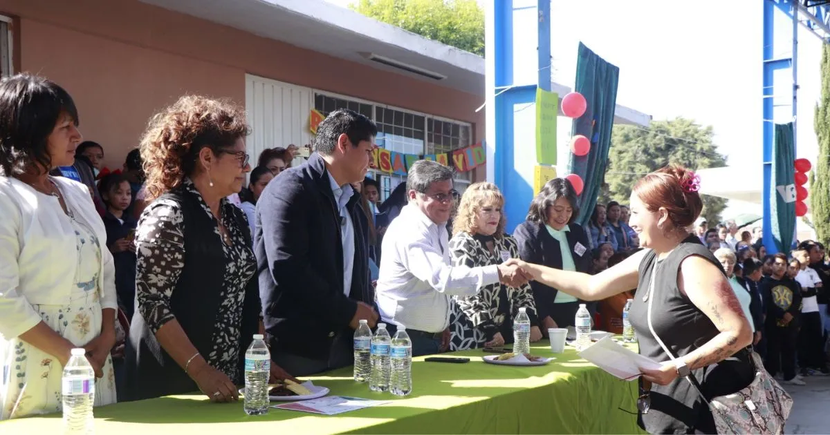 Ayuntamiento de Cuautlancingo entregó apoyos a dos primarias