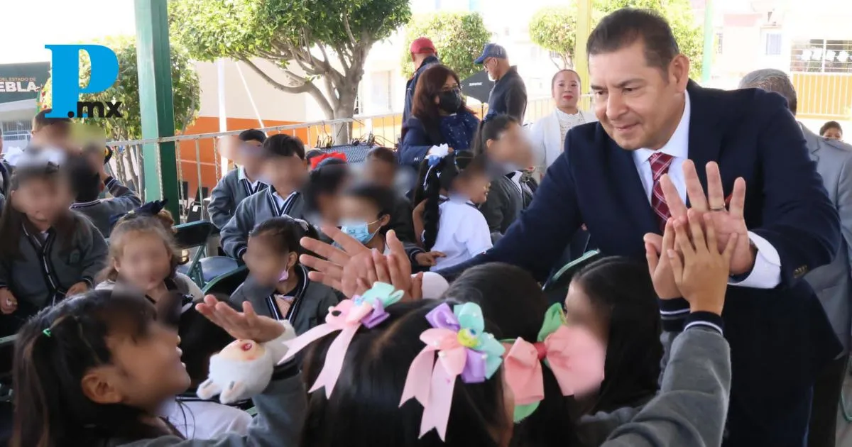 Armenta regresa a su primaria y reafirma compromiso con la educación en Puebla