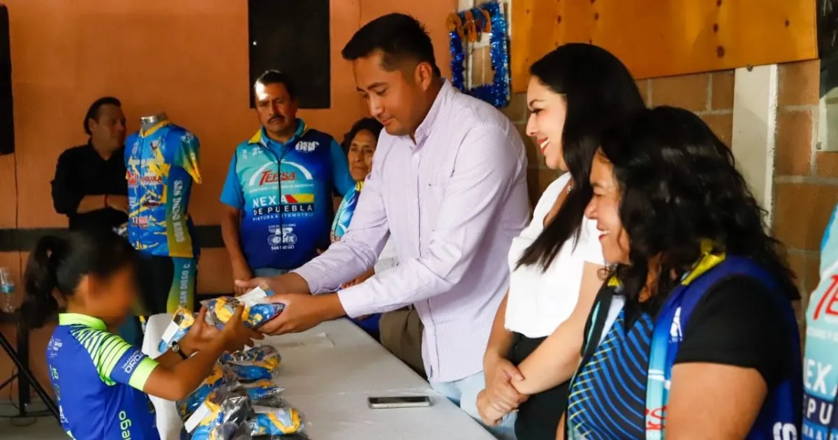 Entrega Tonantzin Fernández uniformes a jóvenes promesas del ciclismo en Cuachayotla