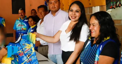 Entrega Tonantzin Fernández uniformes a jóvenes promesas del ciclismo en Cuachayotla