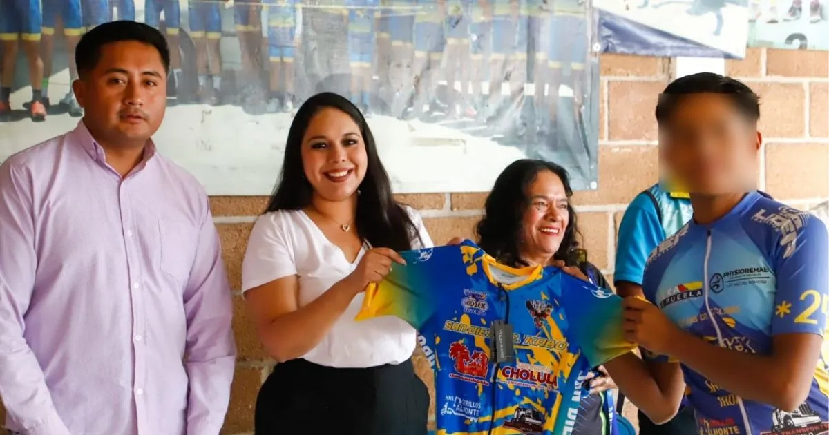Entrega Tonantzin Fernández uniformes a jóvenes promesas del ciclismo en Cuachayotla