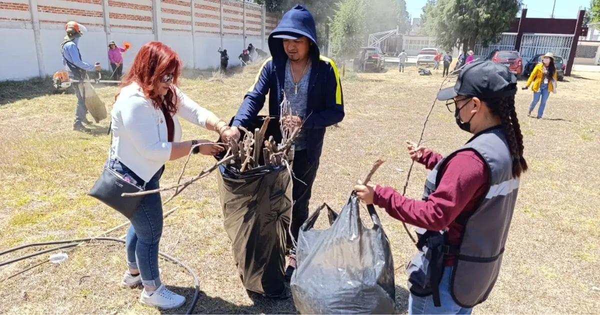 Ciudadanos participan en la faena comunitaria en la Escuela Josefa Ortiz de Domínguez