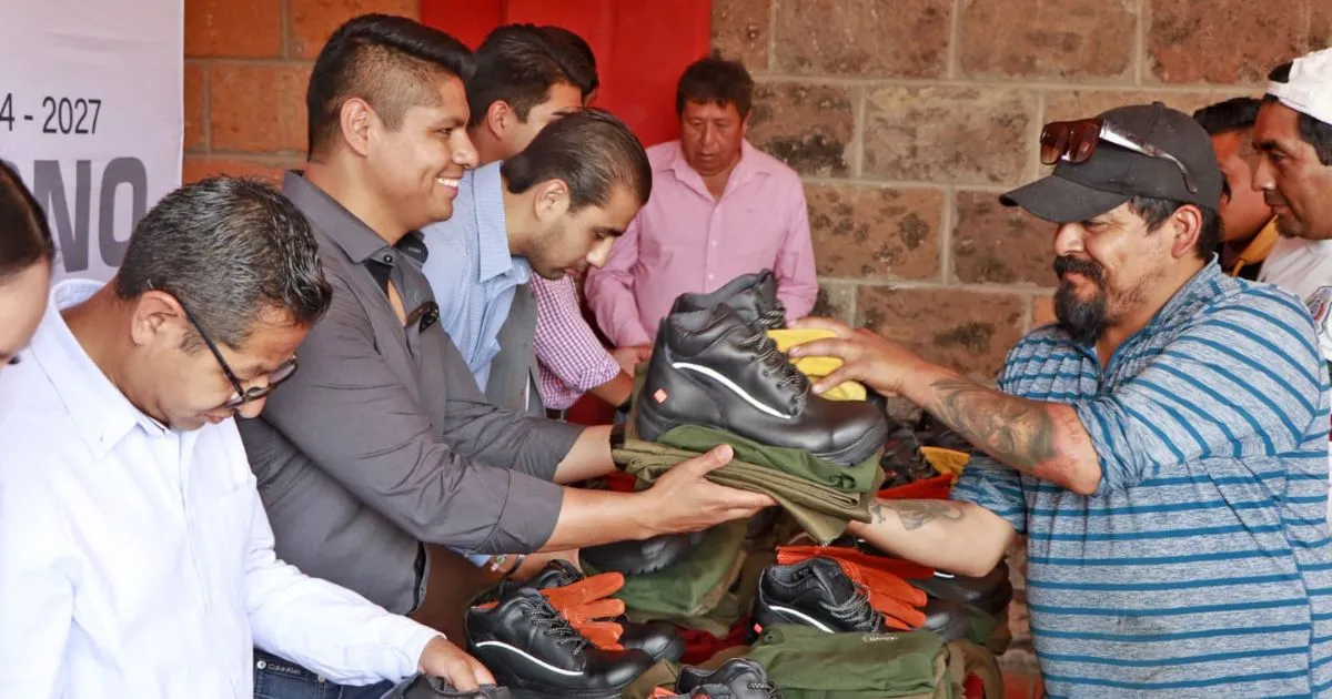Entrega Omar Muñoz uniformes al personal del Servicio de Recolección de Residuos Sólidos Urbanos