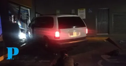 Seguridad Vial de Cuatlancingo detiene a hombre tras impactar su vehículo contra un Oxxo