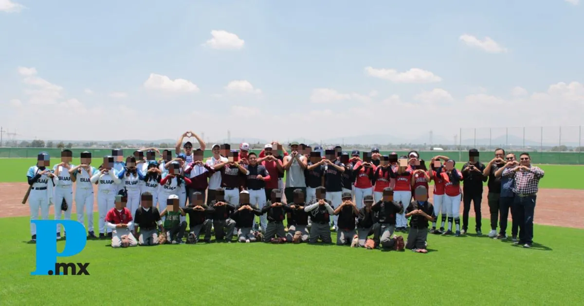 Estudiantes poblanos entrenan con figuras del béisbol profesional