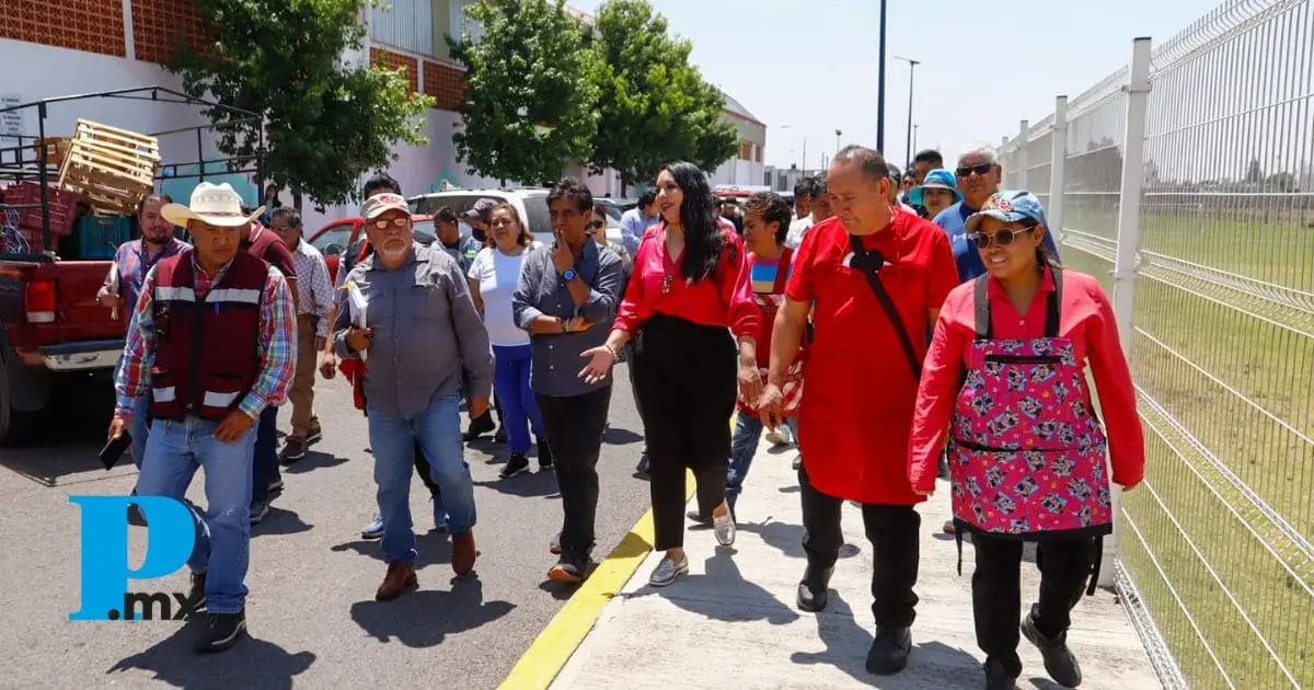 Tonantzin Fernández escucha y dialoga con comerciantes del Tianguis Xixitla