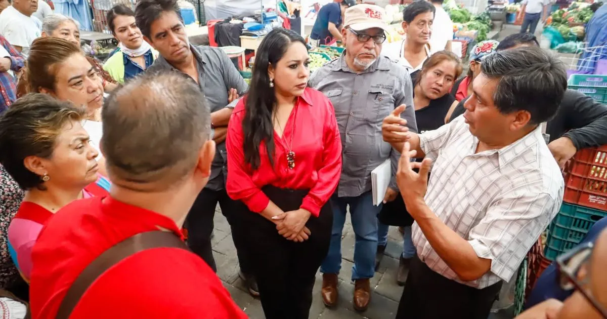Tonantzin Fernández escucha y dialoga con comerciantes del Tianguis Xixitla