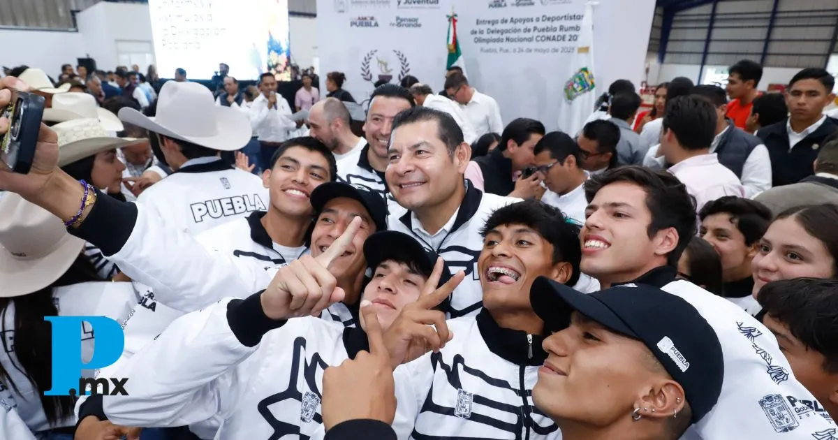 Gobierno de Puebla entrega apoyos a 705 atletas que van a Olimpiada CONADE