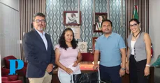 Barroso entrega silla de ruedas a sobreviviente de accidente de la supercarretera