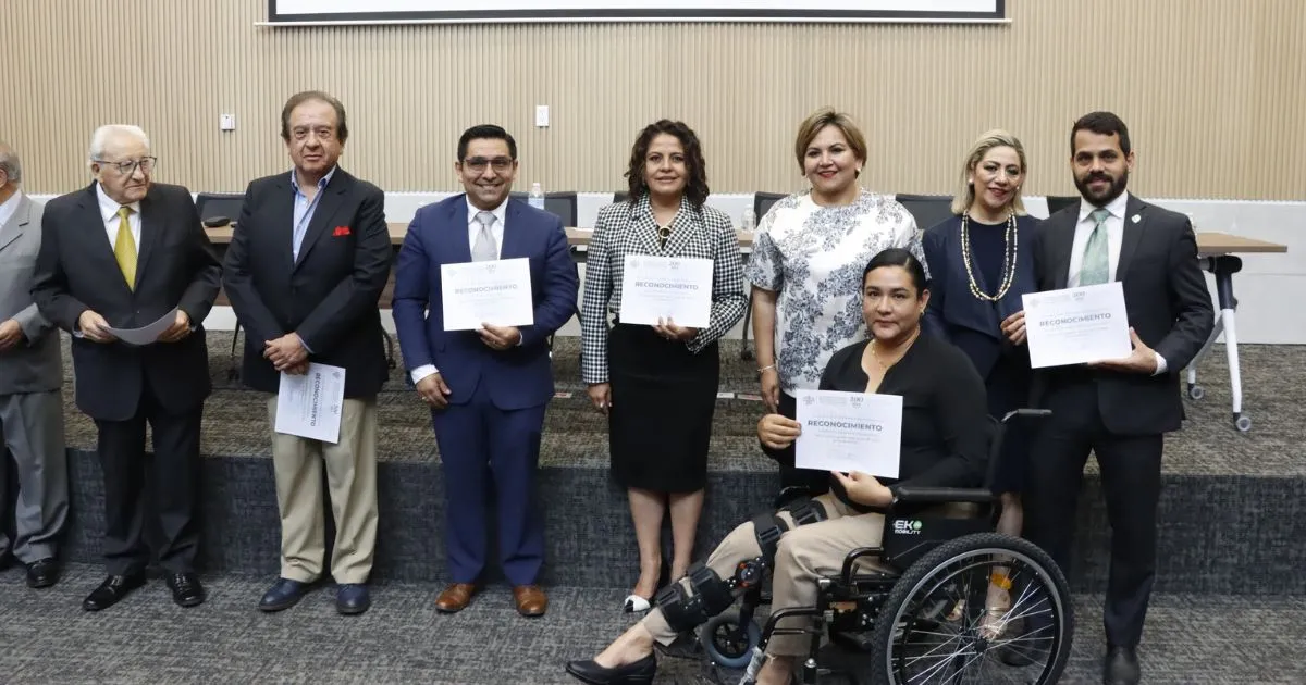 Reconocen a docentes en Congreso por su amplia y destacada labor