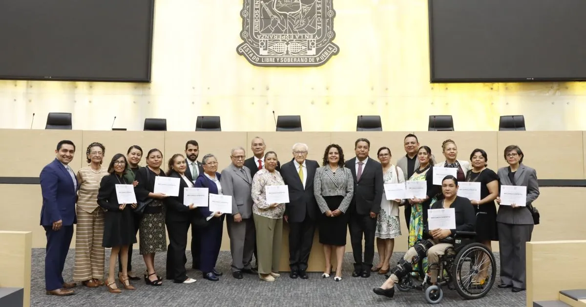 Reconocen a docentes en Congreso por su amplia y destacada labor