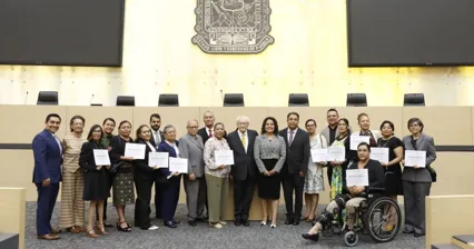 Reconocen a docentes en Congreso por su amplia y destacada labor
