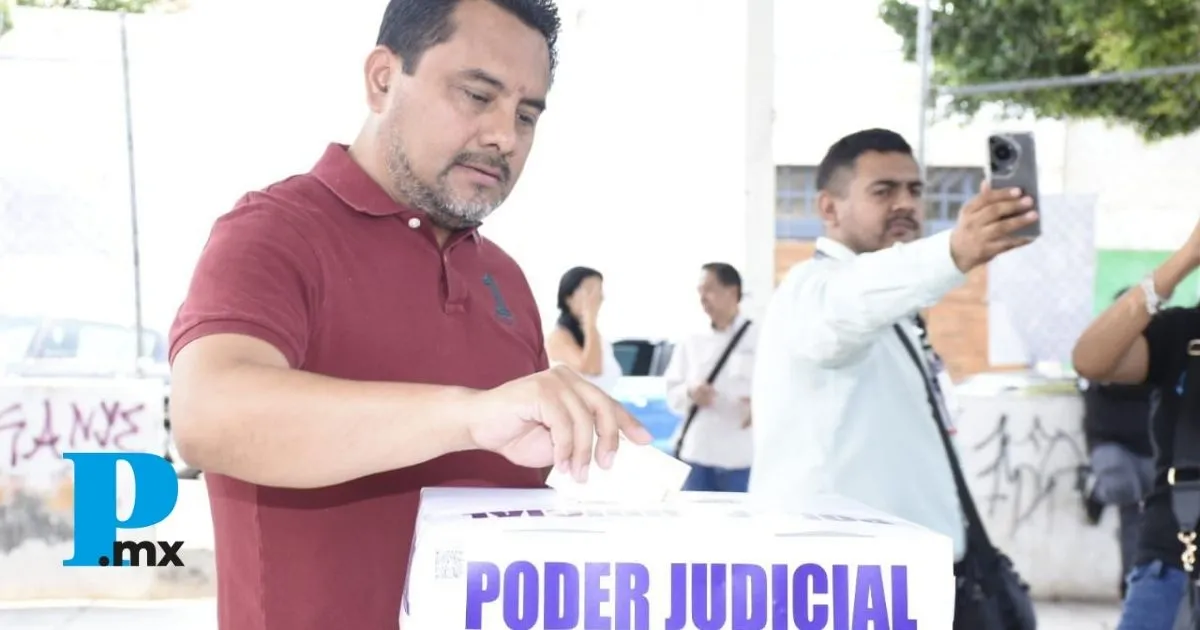 Dr. Alejandro Barroso emite su voto e invita a ciudadanos a participar