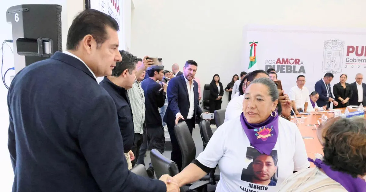 El gobernador de Puebla, Alejandro Armenta, encabezó la tercera reunión con colectivos de madres y padres buscadores