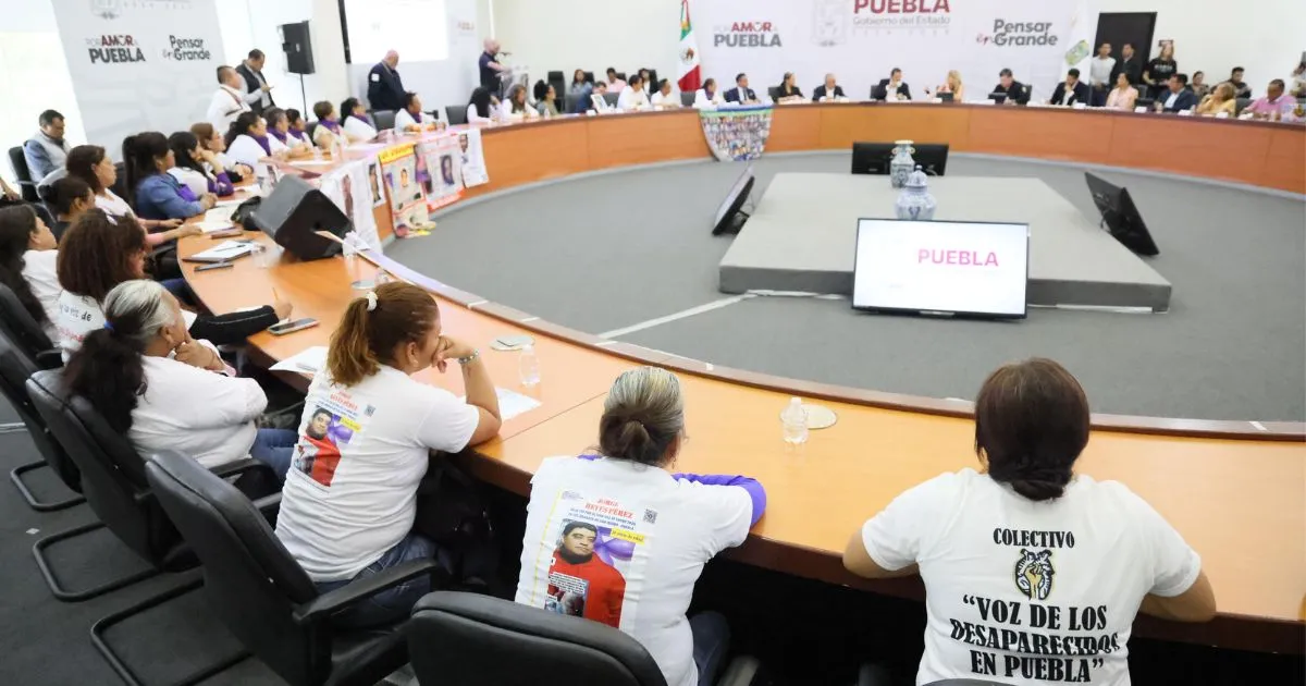 El gobernador de Puebla, Alejandro Armenta, encabezó la tercera reunión con colectivos de madres y padres buscadores