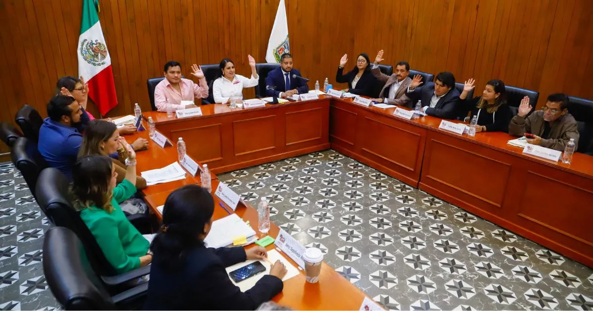 La aprobación de los informes se realizó por mayoría de votos, con una abstención.