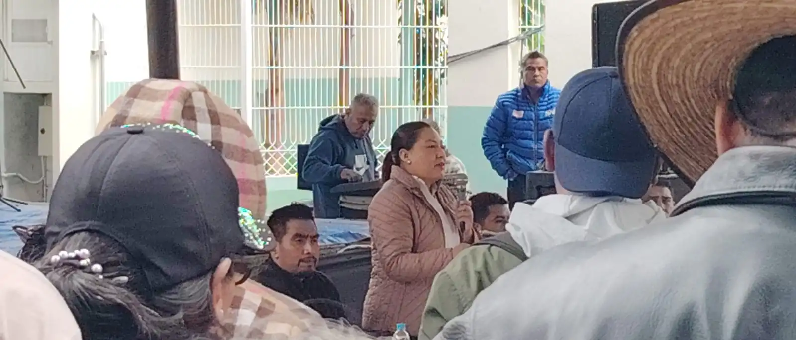 La alcaldesa Imelda Gil dialoga con la población para que reabran la presidencia