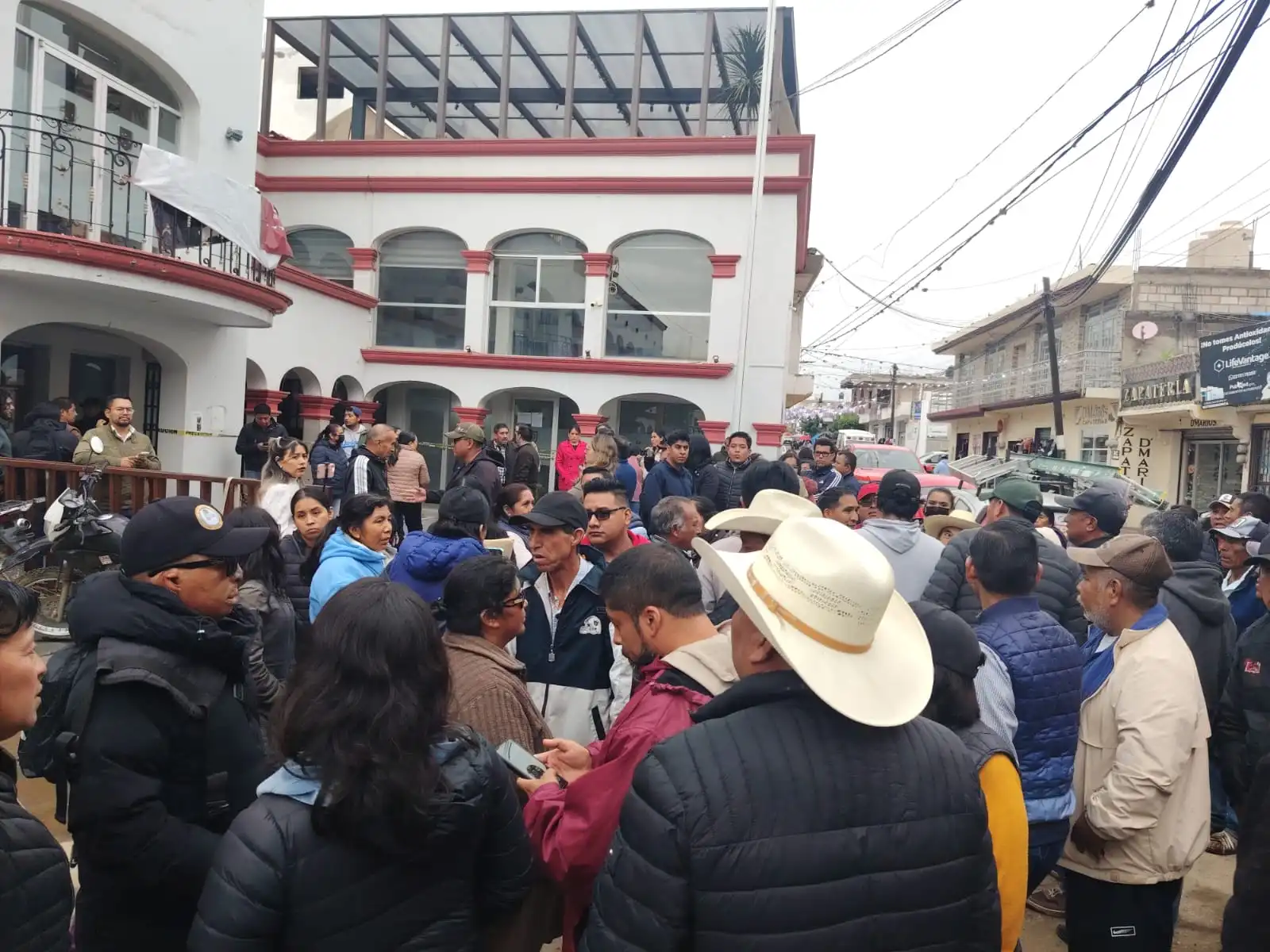 La reunión se llevó a cabo entre desencuentros entre las autoridades y la población