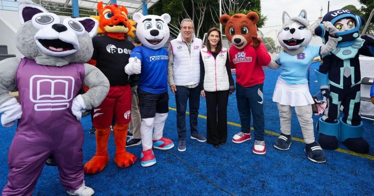 Mascotas botargas junto al presidente municipal, Pepe Chedraui y la presidenta del Patronato del DIF Puebla Capital, MariElise Budib