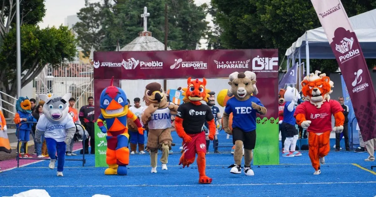 Carrera de las mascotas botargas de diferentes universidades de Puebla