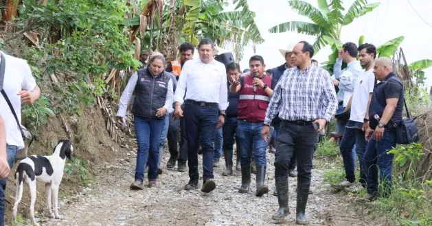 Alejandro Armenta recorrió el municipio para revisar las afectaciones ocasionadas por la crecida del  río Pantepec