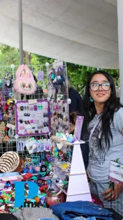 Mercadito de Juventudes da espacio a jóvenes emprendedores poblanos