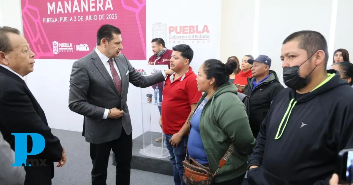 Alejandro Armenta entrega apoyos económicos a migrantes poblanos en retorno