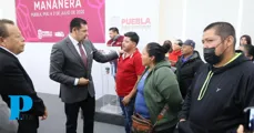 Alejandro Armenta entrega apoyos económicos a migrantes poblanos en retorno