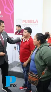 Alejandro Armenta entrega apoyos económicos a migrantes poblanos en retorno