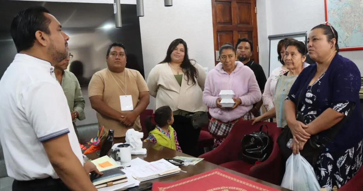 Durante el evento, los participantes entregaron un reconocimiento y obsequios al presidente municipal 