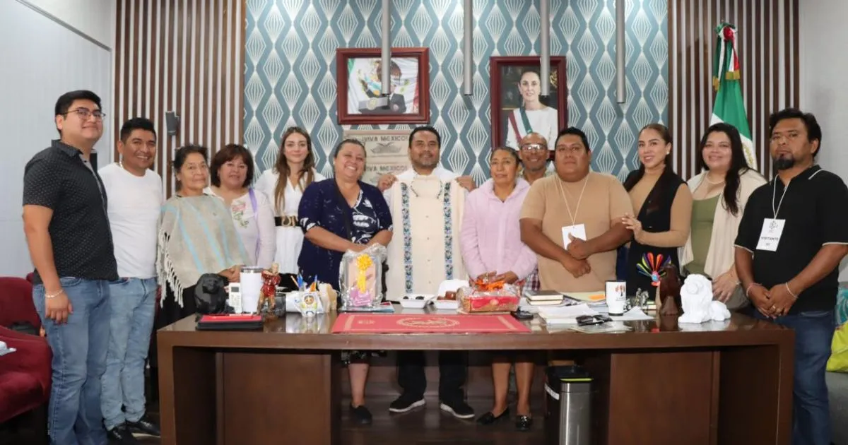 Durante el evento, los participantes entregaron un reconocimiento y obsequios al presidente municipal 