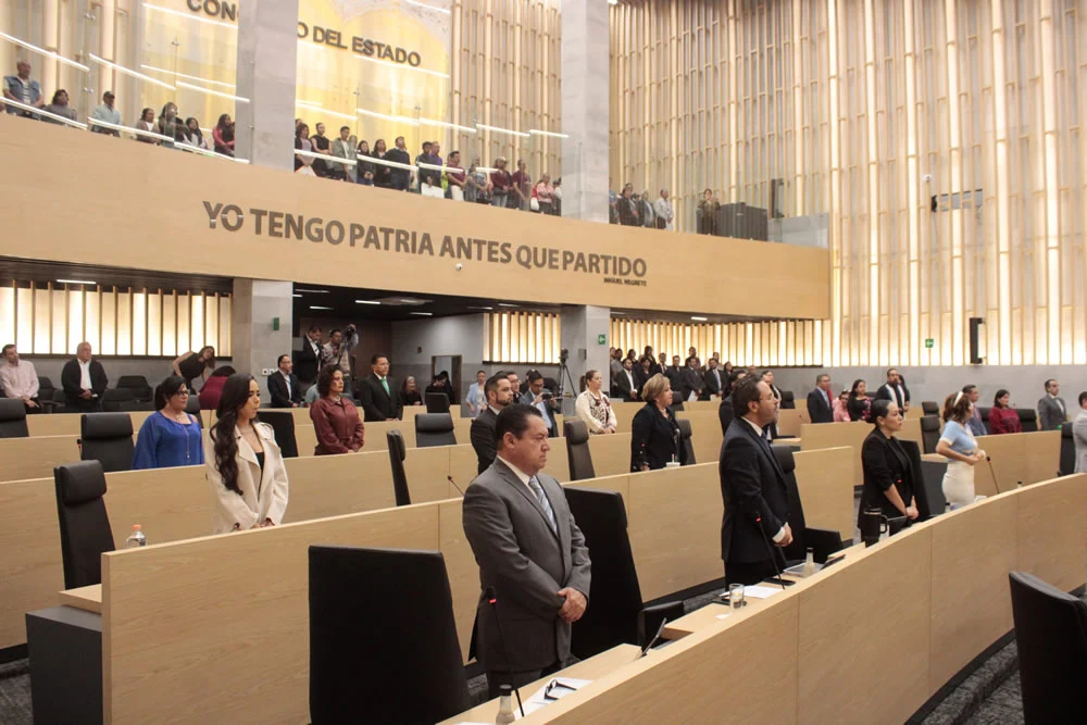 Diputadas y diputados asisten al Congreso de Puebla (esimagen.mx)